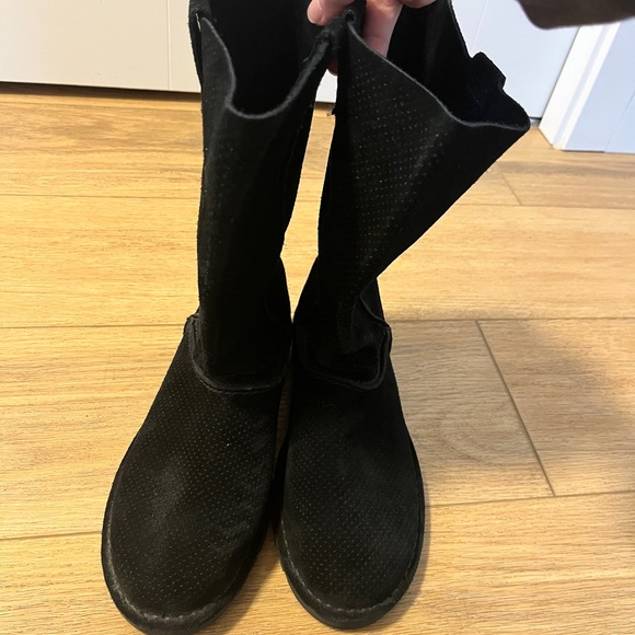 Uggs never worn, sadly collecting dust as you can see! - Picture 4 of 5